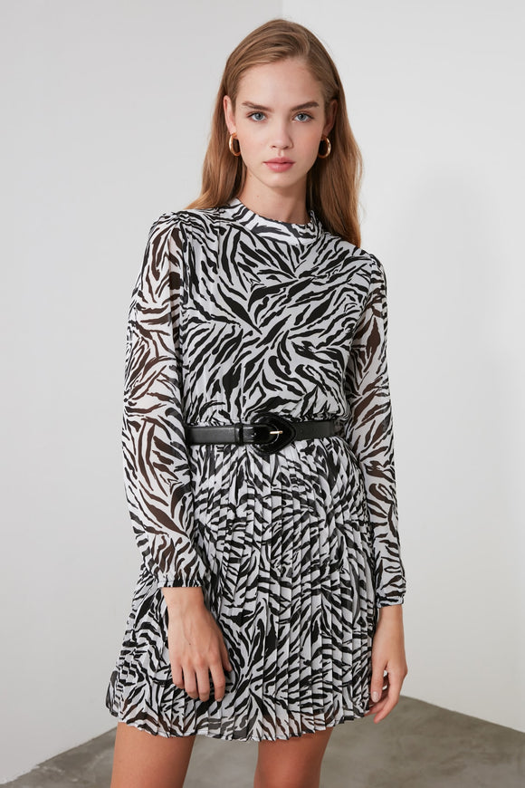 18479 Black & White Pleated Dress