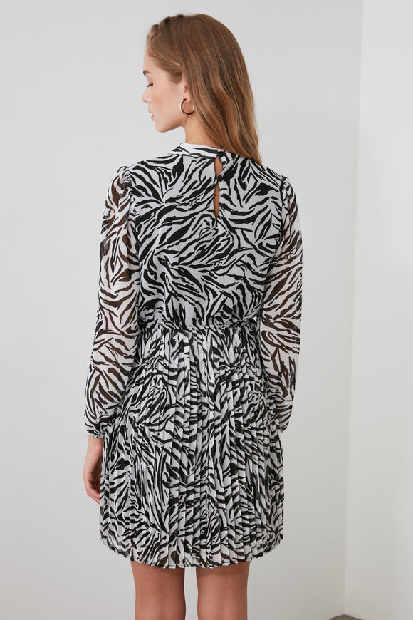 18479 Black & White Pleated Dress