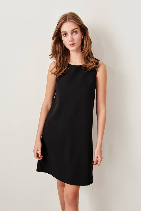 2460b Black Sleeveless Shift Dress